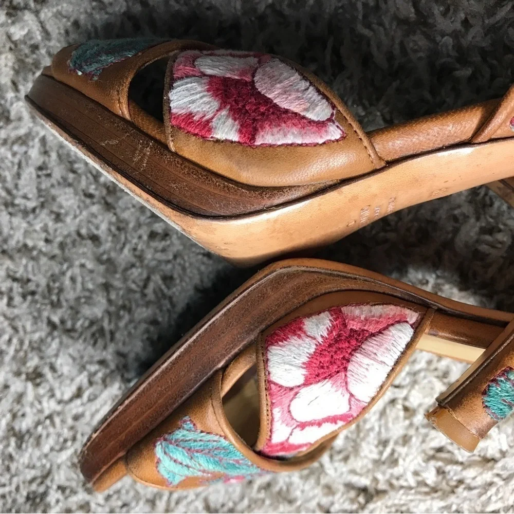 *Vintage* Valentino Garavani women’s pink blue floral embroidered leather heels